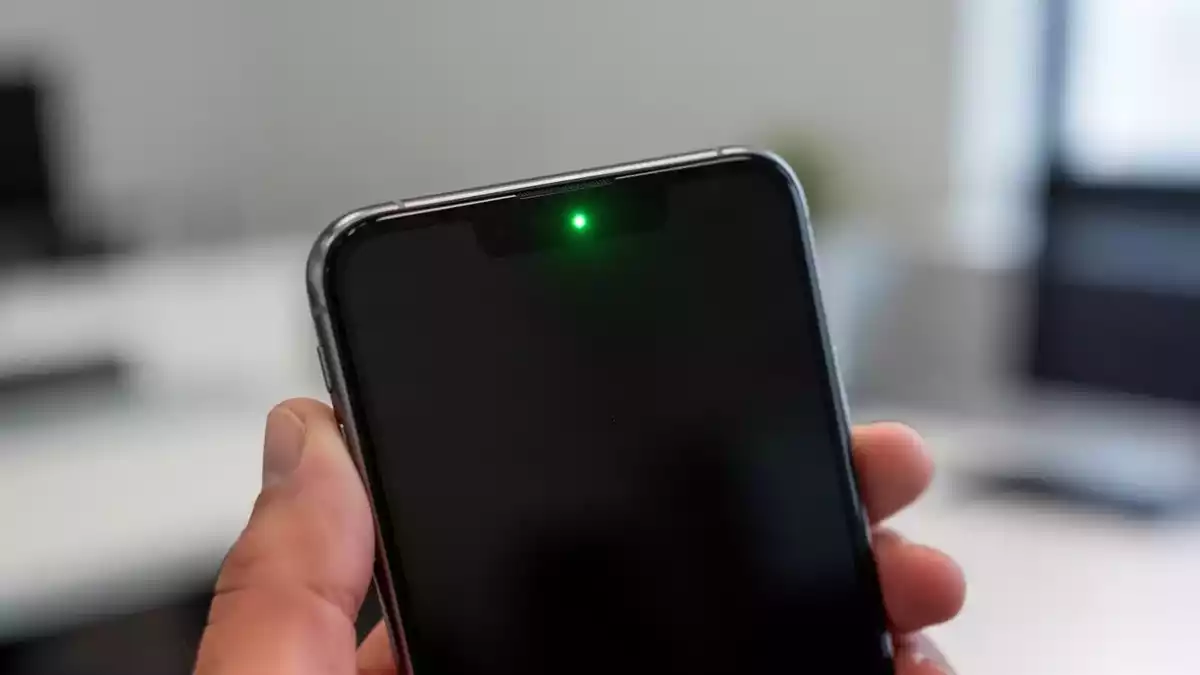 Grüner Punkt auf dem Smartphone: Datenschutz-Indikator für Kamera- und Mikrofonzugriff