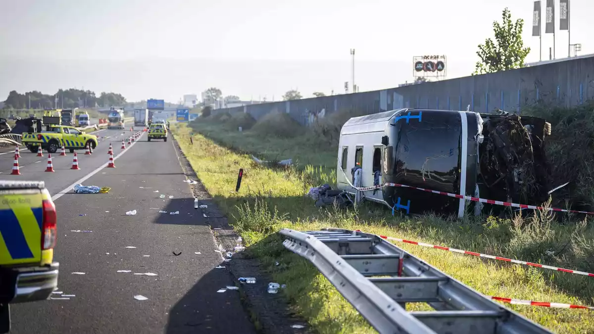 Zwei Schulklassen aus Schleswig-Holstein waren auf dem Weg nach Paris, als ihr Reisebus nahe Wezep verunglückte. - Bild: Jeroen Jumelet/ANP/dpa