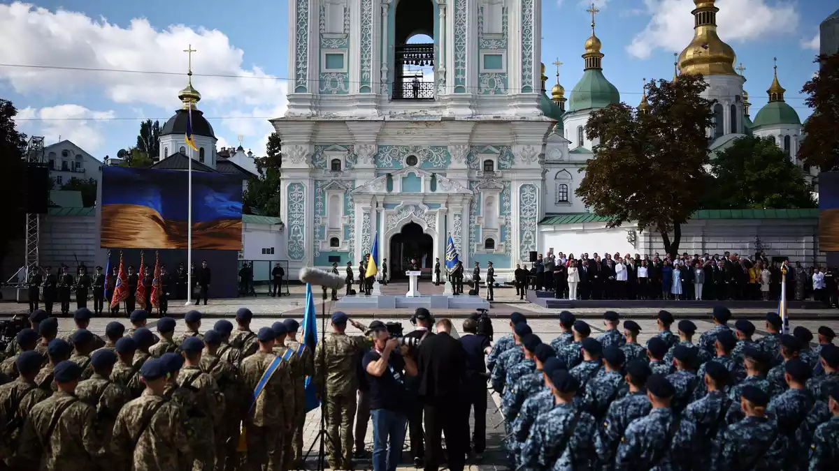Am Nationalfeiertag gedachte die Ukraine auch der vielen Gefallenen in ihrem Krieg um die Bewahrung ihrer Unabhängigkeit. - Bild: Henry Nicholls/POOL AFP via AP/dpa