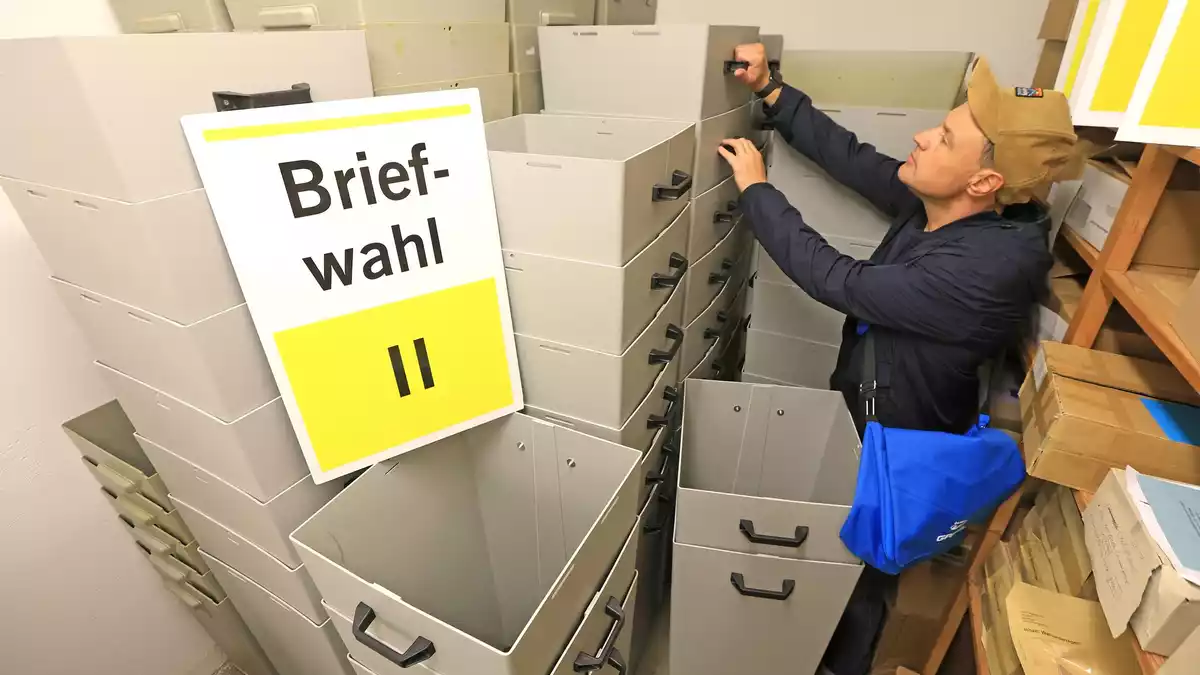 Urnen zuhauf: In ihnen werden die Briefwahlstimmen gesammelt.   - Bild: Matthias Bein/dpa