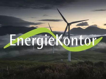 Moderne Windkraftanlagen in einer nebligen schottischen Hügellandschaft bei Dämmerung. - Foto: über boerse-global.de