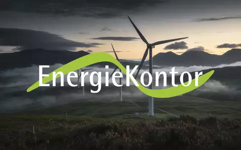 Moderne Windkraftanlagen in einer nebligen schottischen Hügellandschaft bei Dämmerung. - Foto: über boerse-global.de