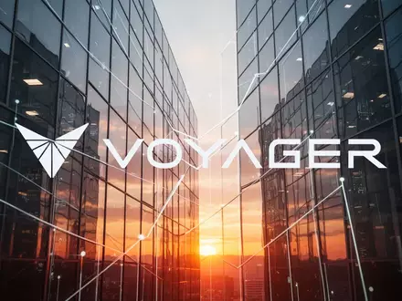Moderne Glasfassade eines Wolkenkratzers im Sonnenlicht, die Wachstum und Optimismus im Technologiesektor symbolisiert. - Foto: über boerse-global.de
