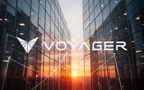 Moderne Glasfassade eines Wolkenkratzers im Sonnenlicht, die Wachstum und Optimismus im Technologiesektor symbolisiert. - Foto: über boerse-global.de