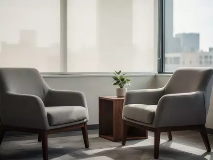 Ein minimalistisch eingerichtetes Therapiezimmer mit einem Sessel und sanftem Tageslichteinfall. - Foto: über boerse-global.de
