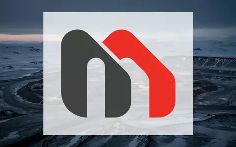 Abstrakte Darstellung einer arktischen Bergbaulandschaft in der Dämmerung mit Fokus auf industrielle Rohstoffgewinnung. - Foto: über boerse-global.de