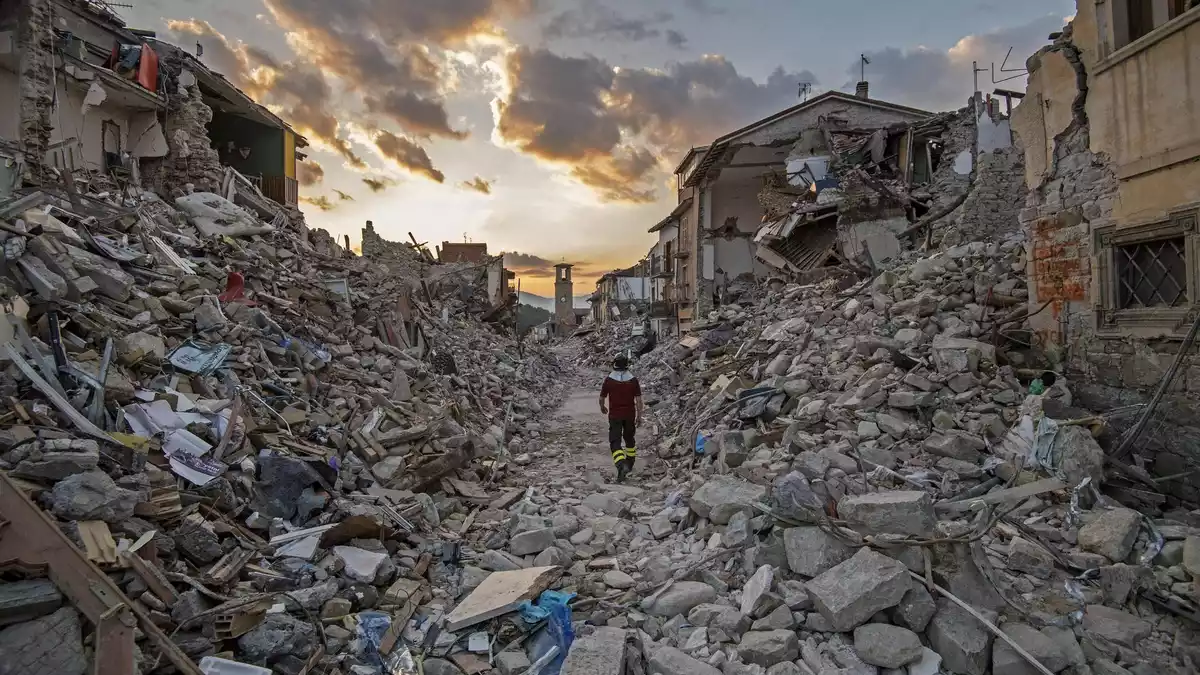Die Bilder der Zerstörung gingen damals um die Welt. - Bild: Alessandro Di Meo/ANSA/dpa