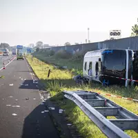 Zwei Schulklassen aus Schleswig-Holstein waren auf dem Weg nach Paris, als ihr Reisebus nahe Wezep verunglückte. - Foto: Jeroen Jumelet/ANP/dpa