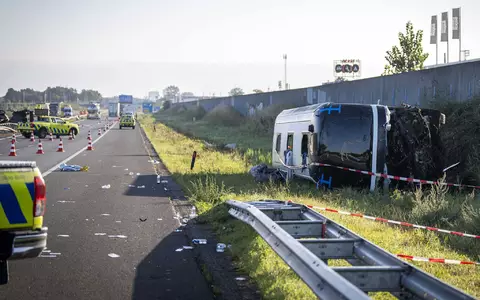 Zwei Schulklassen aus Schleswig-Holstein waren auf dem Weg nach Paris, als ihr Reisebus nahe Wezep verunglückte. - Foto: Jeroen Jumelet/ANP/dpa