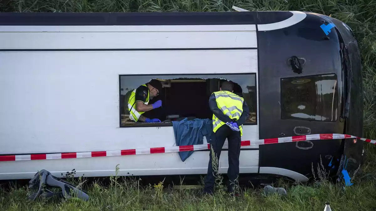 Rettungskräfte versorgten die Insassen des Reisebusses nach dem Unfall auf der A28 bei Wezep. - Bild: Jeroen Jumelet/ANP/dpa