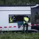 Rettungskräfte versorgten die Insassen des Reisebusses nach dem Unfall auf der A28 bei Wezep. - Bild: Jeroen Jumelet/ANP/dpa