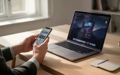 Person arbeitet an einem modernen Schreibtisch mit einem iPhone und einem MacBook Pro in einem hellen Büro. - Foto: über boerse-global.de