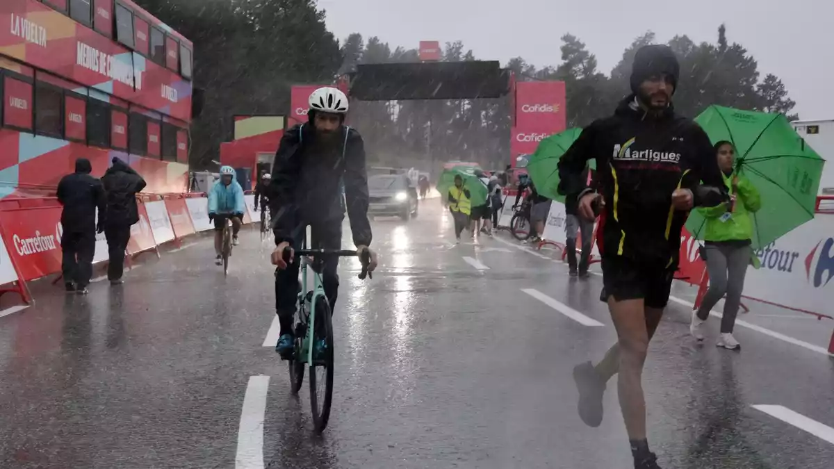 Die dritte Etappe der Vuelta ist am Schlussanstieg wegen eines heftigen Unwetters abgebrochen worden. - Bild: Ed Jones/AFP/dpa
