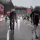 Die dritte Etappe der Vuelta ist am Schlussanstieg wegen eines heftigen Unwetters abgebrochen worden. - Bild: Ed Jones/AFP/dpa