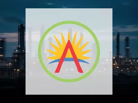 Düstere, industrielle Kulisse einer Bio-Raffinerie bei Dämmerung als Symbol für finanzielle Herausforderungen im Energiesektor - Foto: über boerse-global.de