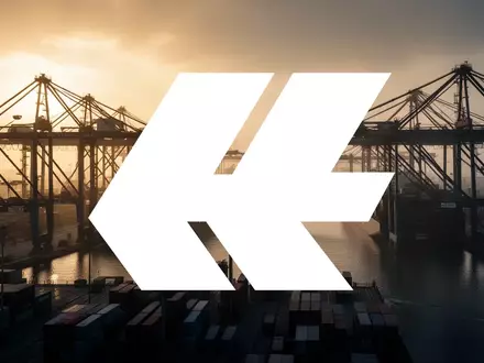 Ein industrieller Verladehafen mit Containerkränen in stimmungsvollem Licht bei Sonnenuntergang. - Foto: über boerse-global.de
