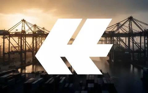 Ein industrieller Verladehafen mit Containerkränen in stimmungsvollem Licht bei Sonnenuntergang. - Foto: über boerse-global.de