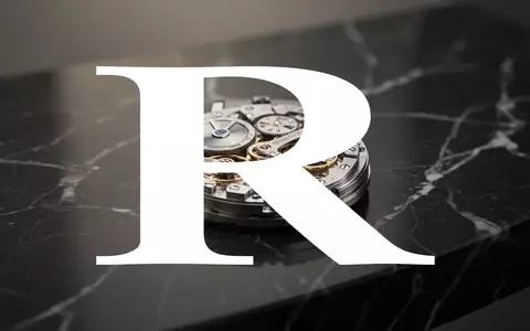 Nahaufnahme eines mechanischen Luxusuhrenwerks auf dunklem Marmor in eleganter, minimalistischer Beleuchtung. - Foto: über boerse-global.de