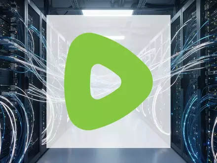 Moderne Hochleistungs-Serverfarm mit leuchtenden Glasfaserkabeln als Symbol für Cloud-Infrastruktur und Technologie. - Foto: über boerse-global.de