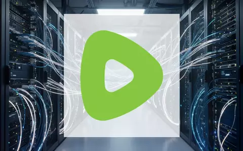Moderne Hochleistungs-Serverfarm mit leuchtenden Glasfaserkabeln als Symbol für Cloud-Infrastruktur und Technologie. - Foto: über boerse-global.de