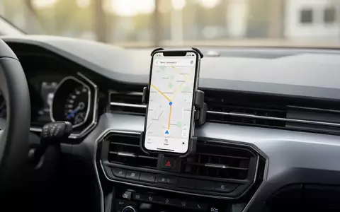 Ein am Armaturenbrett befestigtes Smartphone zeigt eine Navigationskarte während der Fahrt. - Foto: über boerse-global.de