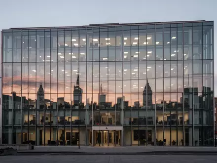 Modernes Bürogebäude in Dublin bei Dämmerung, das die europäische Gesetzgebung und regulatorische Überwachung symbolisiert. - Foto: über boerse-global.de