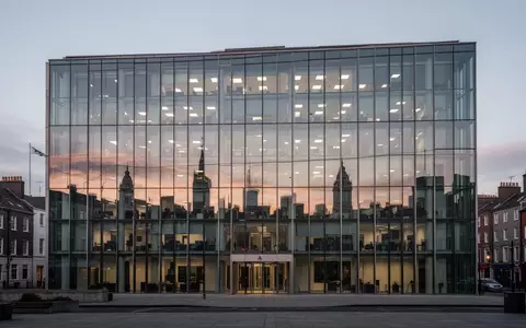 Modernes Bürogebäude in Dublin bei Dämmerung, das die europäische Gesetzgebung und regulatorische Überwachung symbolisiert. - Foto: über boerse-global.de
