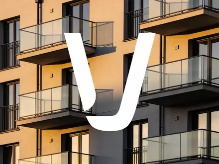 Moderne Wohnhausfassade in der Abendsonne als Symbol für den Immobilienmarkt. - Foto: über boerse-global.de