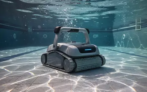 Ein moderner, kabelloser Poolreinigungsroboter unter Wasser in einem sonnendurchfluteten Schwimmbecken. - Foto: über boerse-global.de
