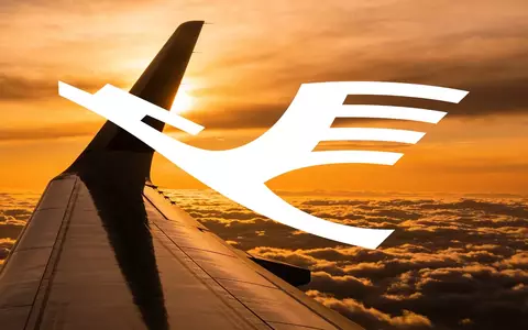 Silhouette eines Flugzeugflügels vor einem dramatischen Sonnenuntergang über den Wolken. - Foto: über boerse-global.de