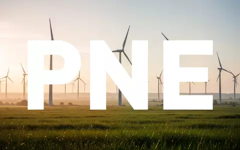 Moderne Windkraftanlagen in einer sonnendurchfluteten Wiese als Symbol für erneuerbare Energien. - Foto: über boerse-global.de