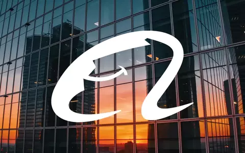 Moderne Glasfassade eines Wolkenkratzers im Sonnenuntergang als Symbol für globale Investitionen und E-Commerce. - Foto: über boerse-global.de