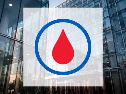 Modernes Glasgebäude als Symbol für rechtliche Auseinandersetzungen im Biotech-Sektor. - Foto: über boerse-global.de