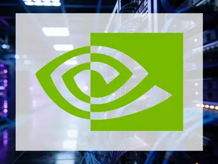 Abstrakte Darstellung eines modernen Rechenzentrums mit blauer Beleuchtung als Symbol für technologische Investitionen. - Foto: über boerse-global.de