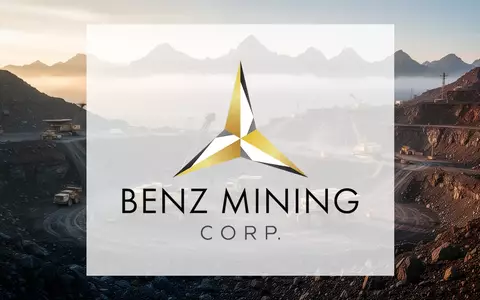 Weitläufige, industrielle Bergbau-Landschaft bei Sonnenuntergang zur Exploration von Rohstoffen. - Foto: über boerse-global.de