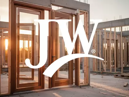 Moderne Architektur und hochwertige Türrahmen auf einer Baustelle bei Sonnenuntergang - Foto: über boerse-global.de