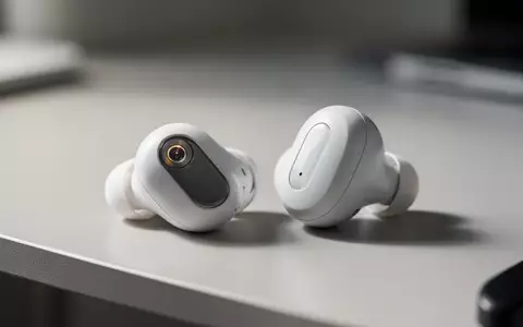 Nahaufnahme moderner weißer kabelloser Kopfhörer mit integriertem optischen Sensor auf einem minimalistischen Schreibtisch. - Foto: über boerse-global.de