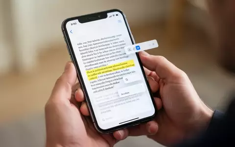 Nahaufnahme einer Hand, die ein Smartphone hält, auf dessen Display ein Textabschnitt markiert ist. - Foto: über boerse-global.de