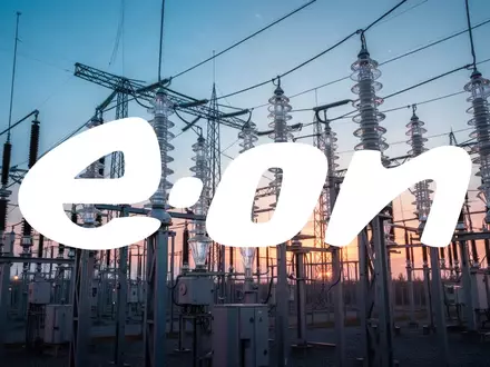 Moderne Hochspannungs-Umspannanlage in der Abenddämmerung als Symbol für den Energiemarkt und regulatorische Rahmenbedingungen. - Foto: über boerse-global.de