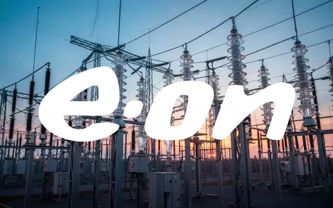 Moderne Hochspannungs-Umspannanlage in der Abenddämmerung als Symbol für den Energiemarkt und regulatorische Rahmenbedingungen. - Foto: über boerse-global.de