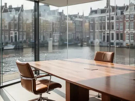 Moderner Konferenzraum in einem BĂŒrogebĂ€ude mit Blick auf die Amsterdamer Grachten, Fokus auf Corporate Governance und ESG. - Foto: ĂŒber boerse-global.de