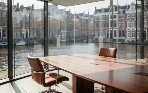 Moderner Konferenzraum in einem Bürogebäude mit Blick auf die Amsterdamer Grachten, Fokus auf Corporate Governance und ESG. - Foto: über boerse-global.de