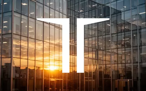 Moderne Glasfassade eines Bürogebäudes bei Sonnenaufgang als Symbol für den Immobiliensektor - Foto: über boerse-global.de