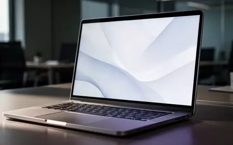 Ein moderner Laptop auf einem Schreibtisch in einer professionellen Büroumgebung mit natürlicher Beleuchtung. - Foto: über boerse-global.de