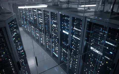 Nahaufnahme einer modernen Serverinfrastruktur mit blinkenden LED-Leuchten in einem Rechenzentrum. - Foto: über boerse-global.de