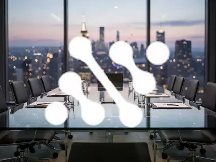 Moderner Konferenzraum in einem Hochhaus bei Dämmerung, symbolisiert Unternehmensführung und strategische Planung. - Foto: über boerse-global.de