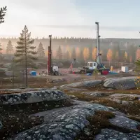 Weite, unberührte Naturlandschaft in Ostfinnland mit dezenten geologischen Untersuchungsgeräten im Hintergrund. - Foto: über boerse-global.de