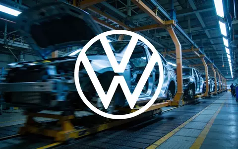 Moderne, hochtechnisierte Automobilfertigungsanlage in einer Fabrik mit atmosphärischer Beleuchtung. - Foto: über boerse-global.de