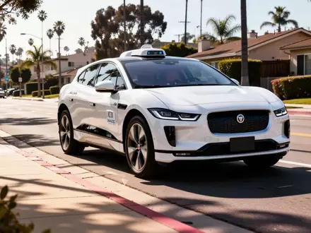 Ein autonomes Waymo-Fahrzeug fährt auf einer sonnigen Straße in Santa Monica während einer regulatorischen Überprüfung. - Foto: über boerse-global.de