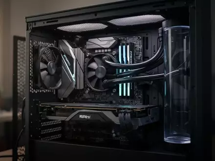 Nahaufnahme einer modernen Gaming-PC-Hardware mit Fokus auf interne Komponenten in einer dezent beleuchteten Umgebung. - Foto: über boerse-global.de